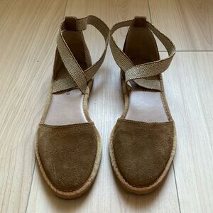 Lucky Brand Atlyi Ballet Flat in Tan   Size 6.5   Suede with Elastic Ankle Band